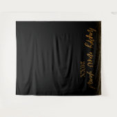 ゴールドコンフェッティ ハッピー ニューイヤー! ブラック バックドロップ タペストリー (正面(横))