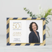 ゴールドストライプの50歳の素敵な誕生日写真 招待状 (スタンド正面)