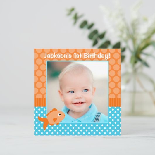 ゴールドフィッシュ水玉模様1stバースデーフォト 招待状 (スタンド正面)