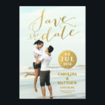 ゴールドフォイルグラマー | 写真:日付カードの保存 セーブザデート<br><div class="desc">金箔グラマー手書き | 写真Date Cardを保存Elke Clarke©はwww.zazzle.com/monogramgalleryから入手可能。金ゴールドモダン手書きスクリプトで「日付を保存」という単語を使用したミニマルなフォトオーバーレイデザイン。新郎新婦の名前結婚と発表情報文字の日付と金ゴールドのドット結婚の文字。金箔はプリントされた写真効果である。その他の色は、またはショップで利用可能。</div>