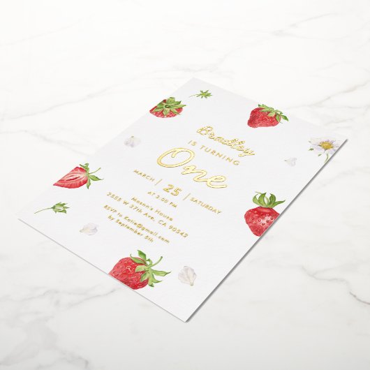 ゴールドフォイルストロベリーガールファースト誕生日 箔招待状 (回転した状態)