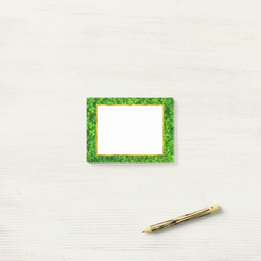 ゴールドフォイルフェイクフレーム付きグリーンクローバー ポストイット (デスク上)