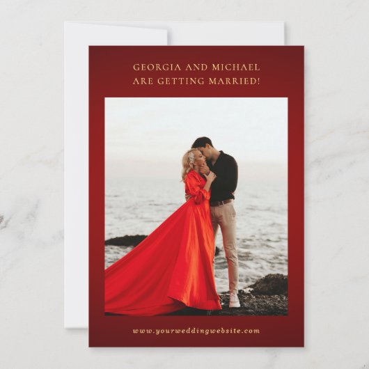 ゴールドモノグラム ミニマル ダークレッド おしゃれな結婚式 セーブザデート (裏面)