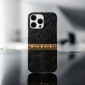 ゴールド装飾のダマスク模様シールド iPhoneケース