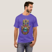 ゴールド・クジャクの色彩ハムサ・グリーン・サファイアの第三の眼 Tシャツ (正面フル)