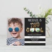 ゴールド グリッター ツー クール パーティー バースデー フォト 招待状 (スタンド正面)