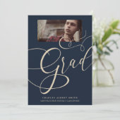 ゴールド & ネイビー モダン タイポグラフィー 卒業写真 卒業生 招待状 (スタンド正面)