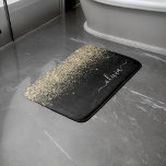 ゴールド ブラック グリッター スクリプト モノグラム ガーリー ネーム バスマット<br><div class="desc">ブラックとゴールドのスパークル グリッター スクリプト モノグラム ネーム バス マット。豪華で洗練されたスタイルが好きな人への、卒業式、誕生日、結婚式、結婚前のお祝い、結婚記念日、ベビーシャワー、独身パーティーのギフトに最適です。</div>