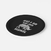 サイの動物の贈り物が大好きな少年 ペーパープレート (アングル)