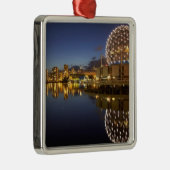 サイエンス·ワールドとCBDは、ファース·クリークに映し出された。 メタルオーナメント (右)