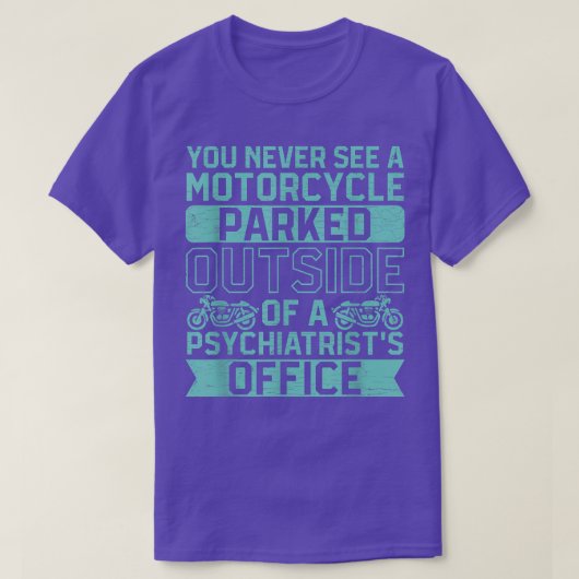 サイキーの外に停まってるバイクは見たことない Tシャツ (デザイン正面)