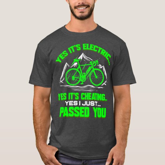 サイクリスト電気おもしろい用サイクルEバイクギフト Tシャツ (正面)