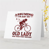 サイクリングの女性は私がただの老婦人だと仮定して カード (黄色い花)