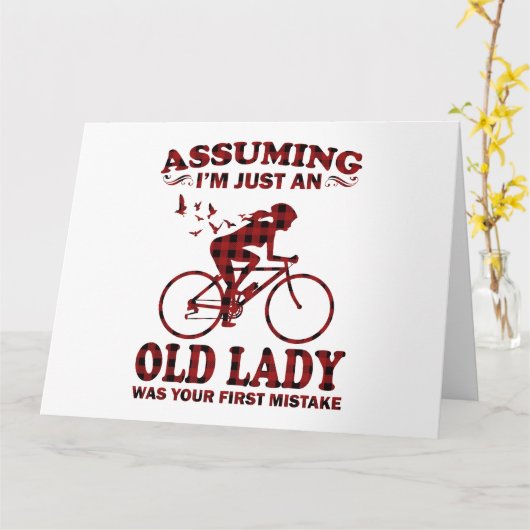 サイクリングの女性は私がただの老婦人だと仮定して カード (黄色い花)
