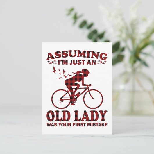サイクリングの女性は私がただの老婦人だと仮定して ポストカード (スタンド正面)