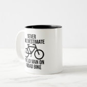 サイクリングは老人を決して過小評価しない ツートーンマグカップ (正面左)
