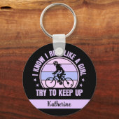 サイクリング女の子は保自転車を上げる キーホルダー (正面)