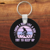 サイクリング女の子は保自転車を上げる キーホルダー (正面)