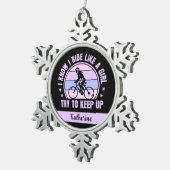 サイクリング女の子は保自転車を上げる スノーフレークピューターオーナメント (右)