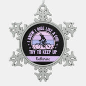 サイクリング女の子は保自転車を上げる スノーフレークピューターオーナメント (正面)