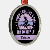 サイクリング女の子は保自転車を上げる メタルオーナメント (右)