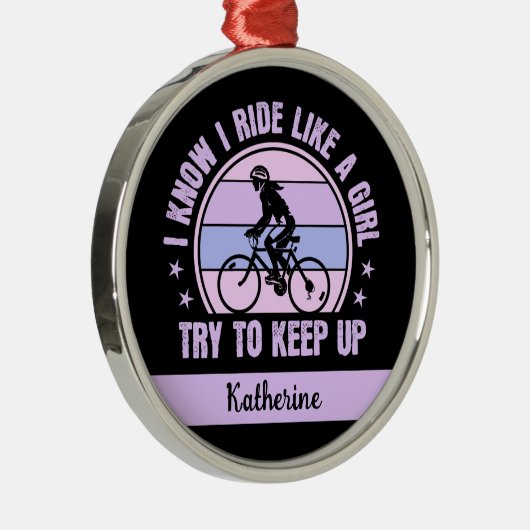 サイクリング女の子は保自転車を上げる メタルオーナメント (右)