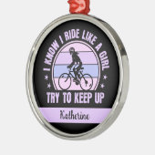 サイクリング女の子は保自転車を上げる メタルオーナメント (左)