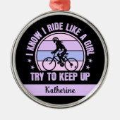 サイクリング女の子は保自転車を上げる メタルオーナメント (正面)