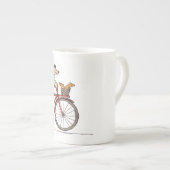 サイクリング犬とリスの友人 – おもしろい動物アート ボーンチャイナマグカップ (正面右)