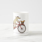 サイクリング犬とリスの友人 – おもしろい動物アート ボーンチャイナマグカップ (正面)