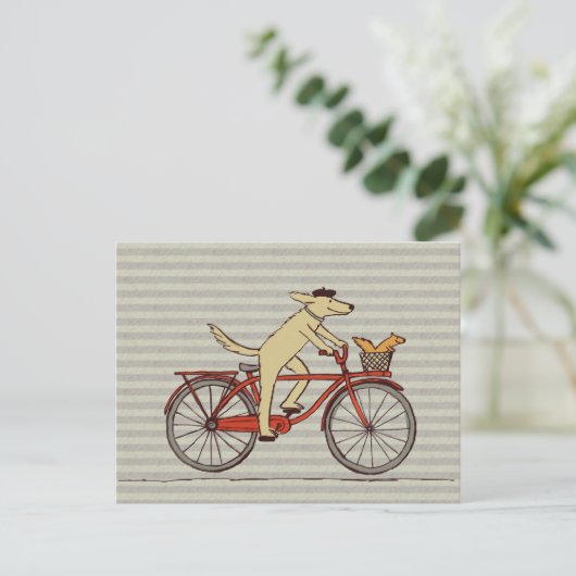 サイクリング犬とリスの友人 – おもしろい動物アート ポストカード (スタンド正面)