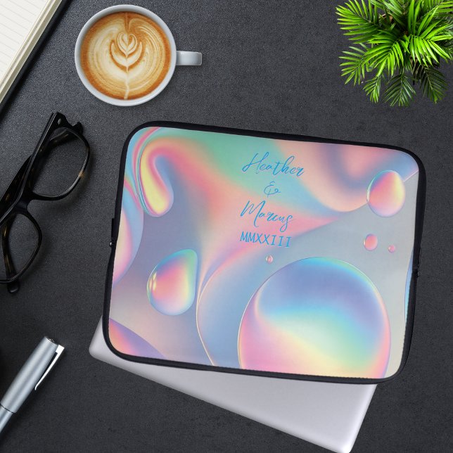 サイケデリックパステルバブルネーム ローマ数字 ラップトップスリーブ (Abstract bubble art in muted shades of yellow, blue, green, purple, and pink on these laptop sleeves)