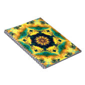 サイケデリック万華鏡のように千変万化するパターンイエローブルーとグリーン ノートブック (右側)