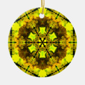 サイケデリック万華鏡のように千変万化するパターン花黄と緑 セラミックオーナメント (正面)