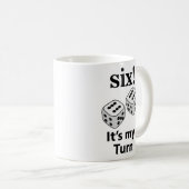 サイコロ転がの6人が私のターンの転がサイコロ コーヒーマグカップ (正面右)