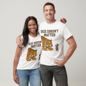 サイズが怖くない – マウスとタイガーの対決» Tシャツ (ユニセックス)