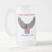 サイズが重要であるところReducegov.comのコーヒー・マグ フロストグラスビールジョッキ (左)