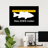 「サイズが重要」 – ベースおもしろい魚釣り ポスター (ホームオフィス)