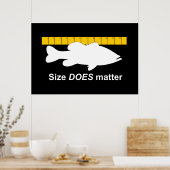 「サイズが重要」 – ベースおもしろい魚釣り ポスター (キッチン)