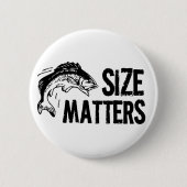 サイズの問題! おもしろいな魚釣りのデザイン 缶バッジ (正面)