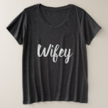 サイズのTシャツとWifey プラスサイズTシャツ<br><div class="desc">文字"Wifey"が付いている素晴らしい灰色のワイシャツ。 と素晴らしい極度の快適およびコンバインジーンズかレギング。
結婚式の準備、新婚旅行のために、またはあなたの妻または夫のための驚きとして素晴らしい。</div>