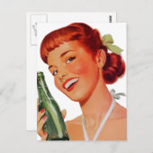 サイダー瓶を持つかわいいレトロの若い女性 ポストカード (正面/裏面)