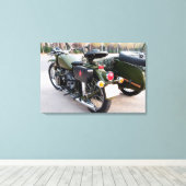 サイドカーキャンバス付き750B-2バイクの背面 キャンバスプリント (インサイチュ (ウッドフロア))