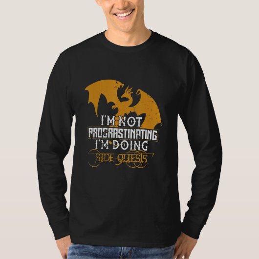 サイドクエストを行う先延ばしではないドラゴンゲーマー Tシャツ (正面)