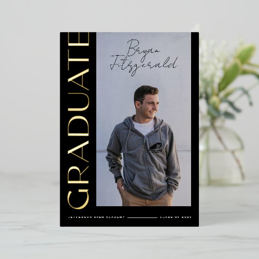 サイド文字モダンブラックと金ゴールドグラード発表 箔招待状 (立ち正面)