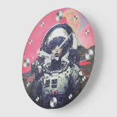 サイバーパンク宇宙飛行士 - ピンクのネオンスペース ラージ壁時計 (傾斜)