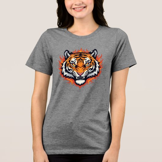 サイレントタイガー - 精密さと力 トライブレンドTシャツ (正面)