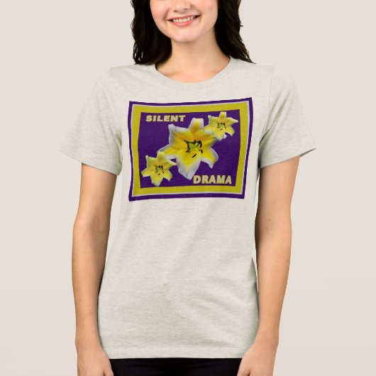サイレントドラマ 面白い明るい黄色のユリの花 トライブレンドTシャツ (正面)