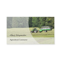 サイレージのラデンのトレーラーが付いている緑のトラクター