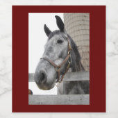 サイロの目の前のかわいい馬 ワインラベル (シングルラベル)